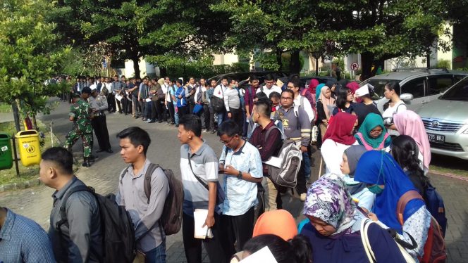 
					Ribuan Pencari Kerja di Depok Serbu Job Fair Kemenaker