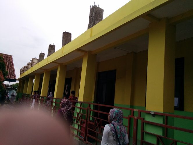 
					Ruang Kelas Dibangun, Siswa SDN Bojongsari 02 Ngungsi