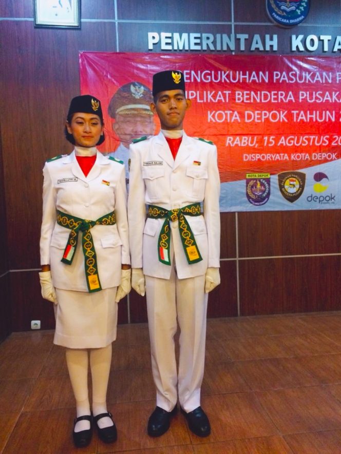 
					Dua Siswa SMAN 13 Jadi Pasukan Pengibar Bendera di Balai Kota