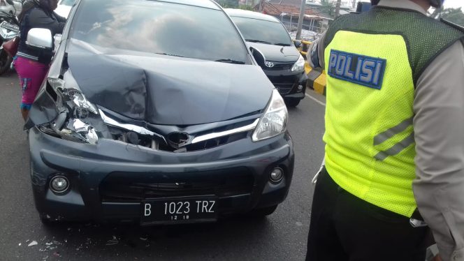 
					Helm Jatuh di Jalan, Empat Mobil Tabrakan