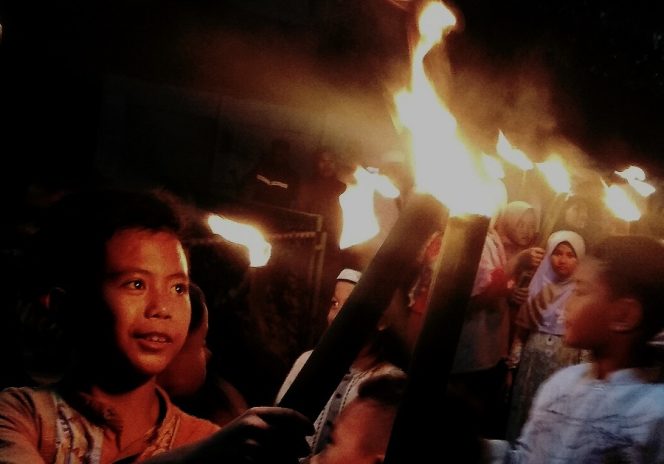 
					Ratusan Warga Sukmajaya Pawai Obor