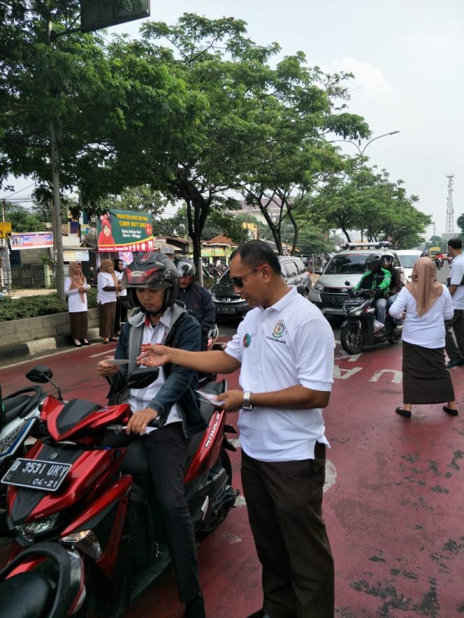 
					Peringati Hari Anti Korupsi, Kejari Depok Bagi Pin dan Stiker