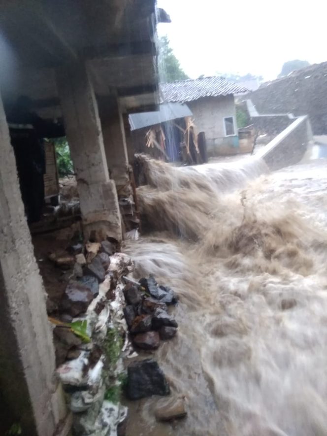 
					Tanggul Jebol, Satu Rumah di Kota Sukabumi Hanyut