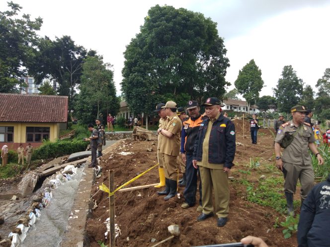 
					Tanggul Jebol, Wakil Wali Kota Sukabumi Salahkan Mega Residence