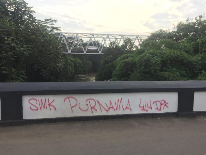 
					Aksi Vandalisme Kotori Jembatan Panus