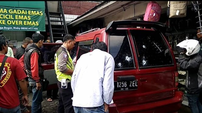 
					Enam Peluru Lumpuhkan Mobil Penjahat