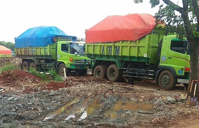 
					3 RT Buat Petisi Tolak Aktifitas Truk Tanah di Jalan Parung Serab