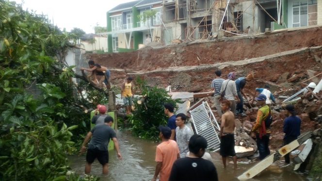 
					Turap Ambrol, Rumah Warga Cilodong Terendam