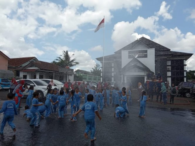 
					siswa Taman Kanak-kanak (TK) Kartini Kids, Leuwi Malang, Kecamatan Cisarua. Mereka mengunjungi Pos Damkar Sektor Wilayah Ciawi, Rabu (21/03/19).