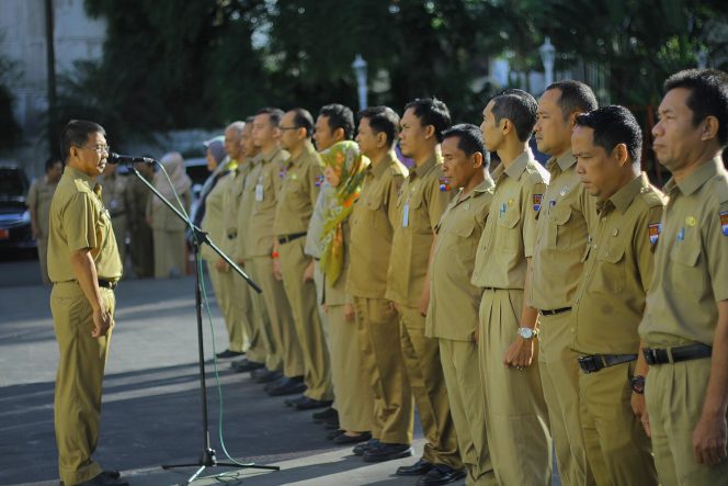 
					Sekda Kota Bogor Ade Sarip Hidayat mengingatkan bahwa para Pegawai Negeri Sipil (PNS) harus menjaga prilaku, terutama dalam memberi pelayanan kepada publik.