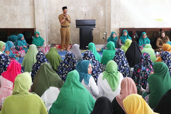 
					Badan Koordinasi Majelis Ta'lim Masjid (BKMM) Kota Bogor bekerja sama dengan Dewan Masjid Indonesia (DMI) Kota Bogor menggelar peringatan Isra Mi'raj Nabi Muhammad SAW di Masjid At-Taqwa Balai Kota Bogor, Senin (25/03)