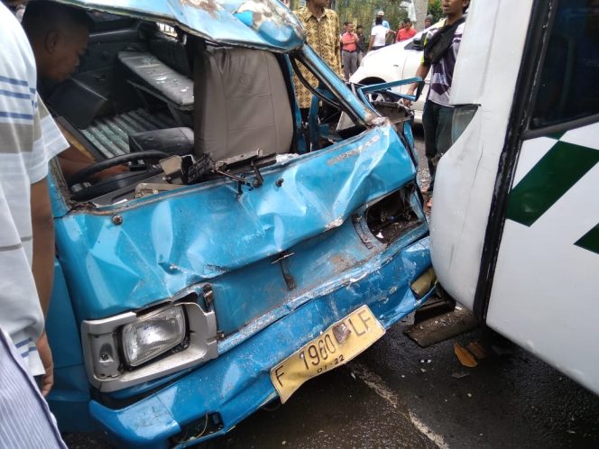 
					Angkot dan Bus Adu ‘Banteng’ di Raya Ciaruten