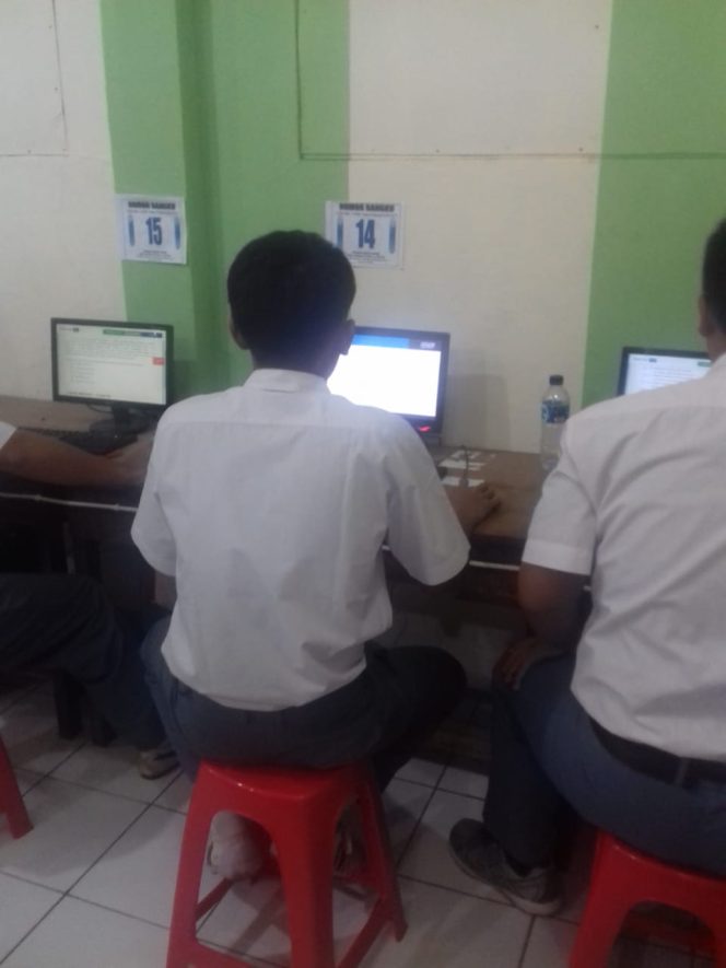 
					Ujian Nasional Berbasis Komputer atau UNBK untuk tingkat Sekolah Menengah Atas (SMA) dan sederajat berlangsung secara serentak pada Senin (25/3). 