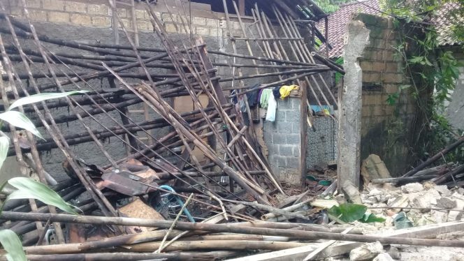 
					Rumah Penderita Stroke Ambruk