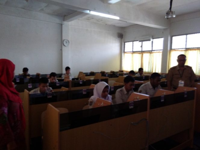 
					UNBK: Siswa SMKN 2 Depok di Sawangan tengah mengikuti UNBK.