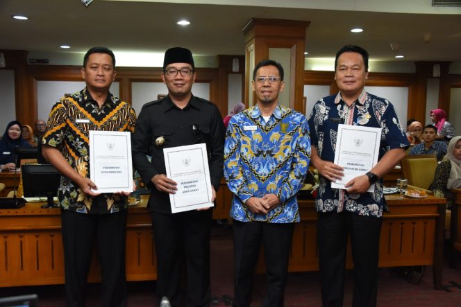 
					Gubernur Jawa Barat, Ridwan Kamil, menghadiri acara Peluncuran Survey Indeks Persepsi Maladministrasi (Inperma) Provinsi Jawa Barat Tahun 2018, di Aula Sangga Buana, Gedung Sate Bandung, Kamis (21/3).