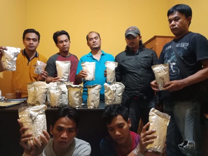 
					Unit Reskrim Polsek Pancoran Mas berhasil meringkus dua pengedar narkoba jenis ganja di kawasan Kampung Rawa Panjang, Bojonggede, Kabupaten Bogor. 