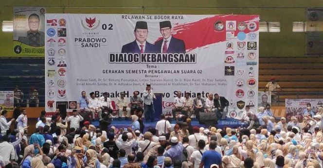 
					Ribuan relawan pendukung Capres Cawapres nomor urut 2, Prabowo Subianto-Sandiaga Uno memadati GOR Pajajaran, Kota Bogor, saat menghadiri acara Dialog Kebangsaan Relawan 02 se-Bogor Raya, Kamis (21/3).