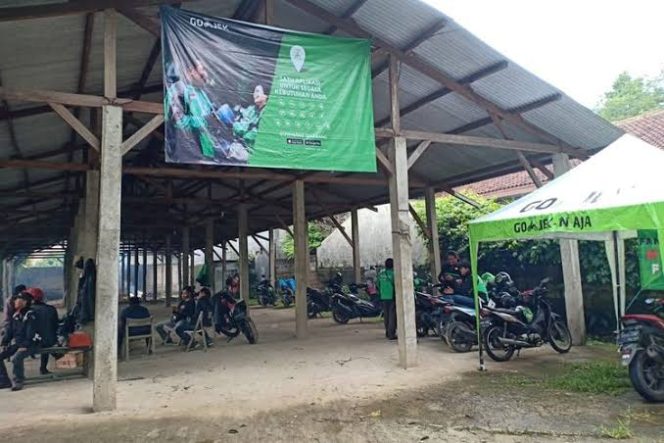 
					Shelter Ojek Online di Jalan Kartini, Kelurahan Depok, Kecamatan Panmas.