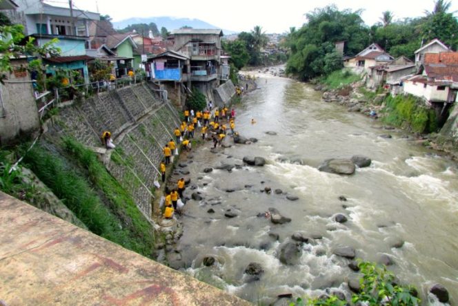 
					Langkah Pemerintah Kota Bogor menaturalisasi Sungai Ciliwung disorot Balai Besar Wilayah Sungai Ciliwung dan Cisadane (BBWSCC). (FOTO : mongabay.co.id)