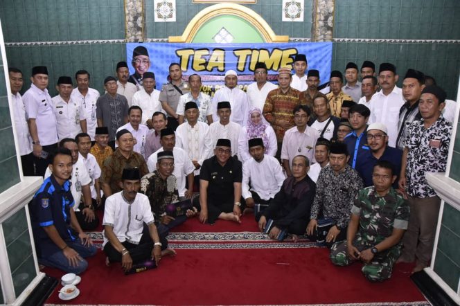 
					Wali Kota Depok, Mohammad Idris duduk bersama warga Bojongsari Baru di acara Tea Time.