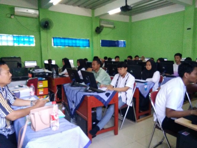 
					Pelaksanaan UNBK di SMK Islamiyah Serua Kota Depok