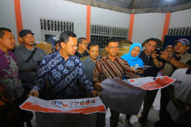 
					Bima Arya memantau kesiapan logistik Pemilihan Umum (Pemilu) 2019 bersama Ketua KPU Kota Bogor Samsudin.