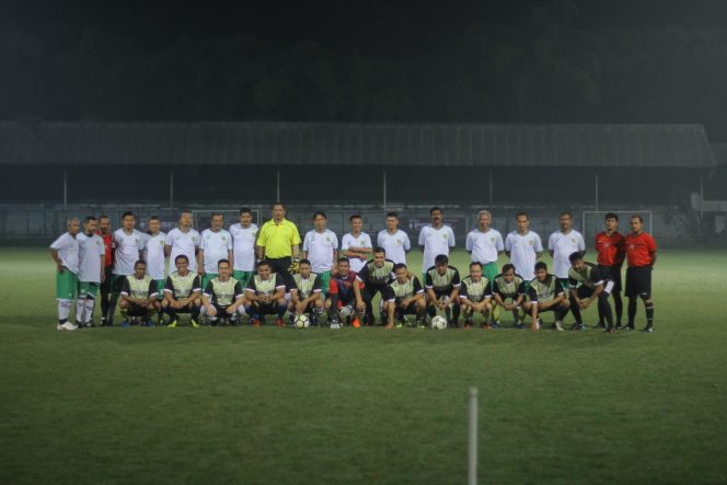 
					Tim sepakbola Pemkot Bogor dan Pemkab Bogor menjalani laga persahabatan di Stadion GOR Pajajaran, Kecamatan Tanah Sareal, Kota Bogor, Rabu (24/4/2019) malam.