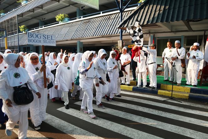 
					Sebanyak seribu peserta hadir memeriahkan gerak jalan yang digelar dalam rangka Milad Ikatan Persaudaraan Haji Indonesia (IPHI) Kota Bogor ke-29. 