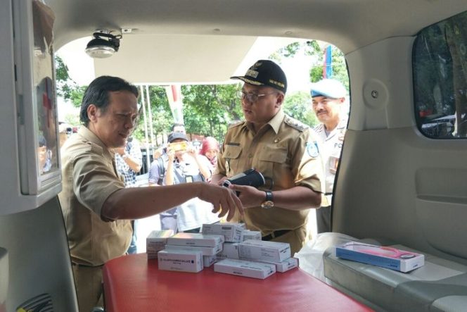 
					Wakil Wali Kota Depok Pradi Supriatna saat meninjau mobil Ambulans. Aji (FOTO : Hendro/Harian Sederhana)