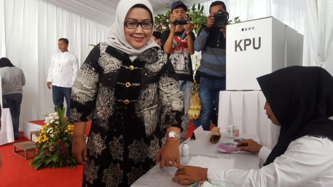 
					Ledakan Petasan Sambut Kedatangan Ade Yasin ke TPS