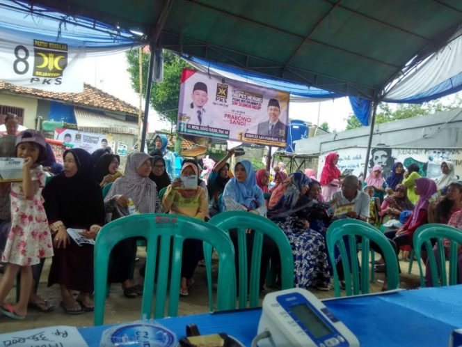 
					Suasana pelayanan kesehatan dan bazar di Kampung Malela, Kelurahan Depok, Kecamatan Pancoranmas. (FOTO : Istimewa)