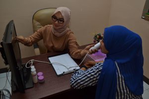 Pemilik sekaligus Praktisi Dermatologi di D’Beauty House Skin Care, Dika Dwitia Muchtar memeriksa kondisi kulit pasien sebelum melakukan treatment IPL. 