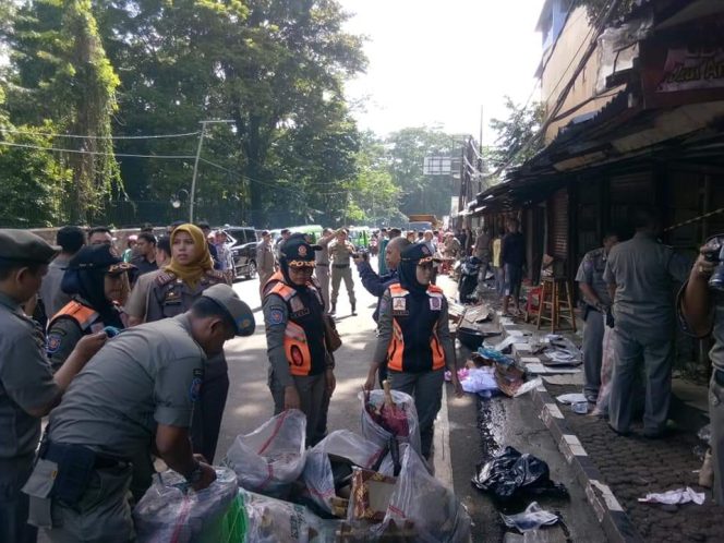 
					Setelah dilakukan penertiban, balasan pedagang souvenir di Jalan Otista akhirnya diputuskan untuk direlokasi ke dalam Plaza Bogor, Senin (8/4).