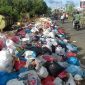 Ruas Jalan Raya Ciawi-Sukabumi Ditutupi Tumpukan Sampah. (FOTO : Asep Saprudin/Harian Sederhana)