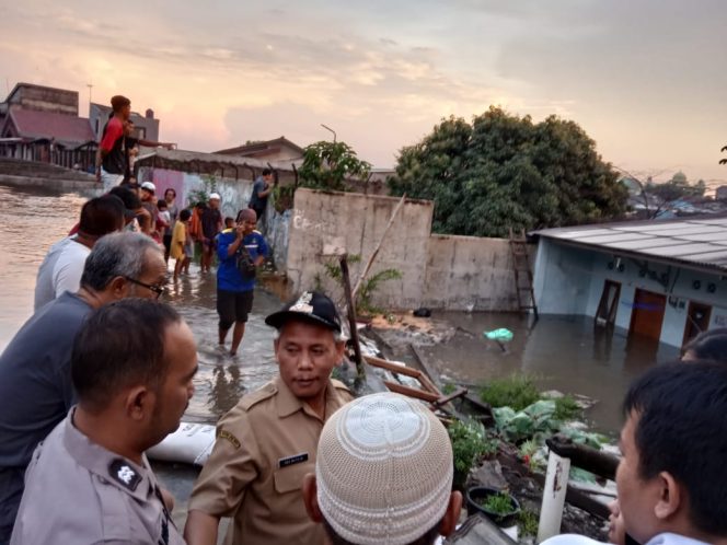 
					Tanggul Kali Laya jebol lagi. Akibatnya, sejumlah rumah di kawasan RT 1/2, Kelurahan Tugu, Kecamatan Cimanggis, terendam banjir pada Selasa (2/4).