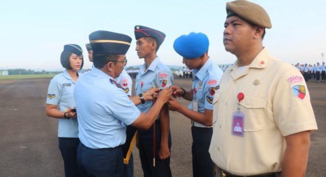 
					Upacara kenaikan pangkat dan golongan dengan Inspektur Upacara (Irup) Komandan Lanud Atang Sendjaja, Marsma TNI Erwin B. Utama yang berlangsung di Main Appron Lanud Atang Sendjaja.