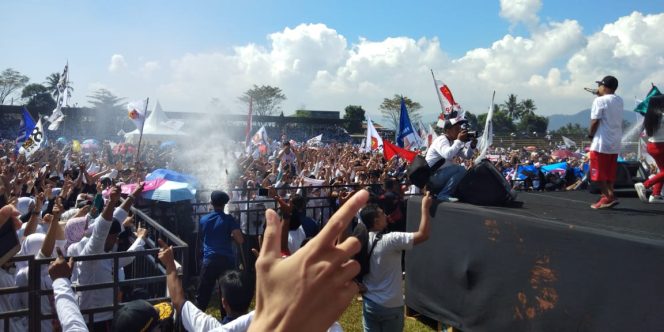 
					Ribuan masa pendukung Prabowo-Sandi padati Stadion Suryakencana sejak pagi hingga siang, Minggu (07/04). Kegiatan diisi jalan santai dan penyampaian visi misi pasangan nomor urut 02.