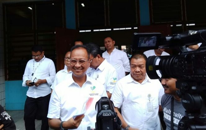 
					Mensos Agus Gumiwang Kartasasmita, memberikan bantuan kepada ribuan warga penerima PKH dan BPNT.