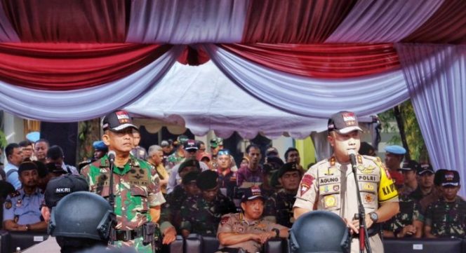 
					Jelang pelaksanaan Pemilu 2019 pada 17 April, sebanyak 4000 personil TNI, Polri beserta komponen bangsa mengikuti apel gelar pasukan kesiapan pengamanan Pileg dan Pilpres, di Bogor Nirwana Residence (BNR), Rabu (10/4).