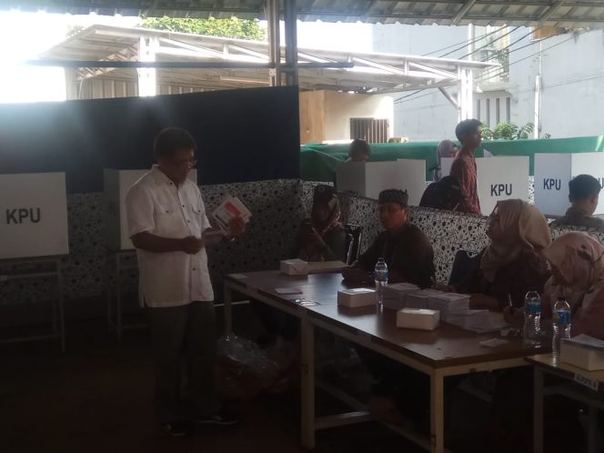 
					Presiden PKS Sohibul Iman yang melakukan pencoblosan di TPS 235, Gang H. Sairi, Jalan Kelapa Dua, Kota Depok, Rabu (17/4/2019).