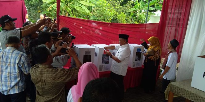 
					Walikota Depok Mohammad Idris  saat mencoblos di Tempat Pemungutan Suara (TPS) 27, Kelurahan Jatimulya Kecamatan Cilodong, Kota Depok, Rabu (17/4/2019).