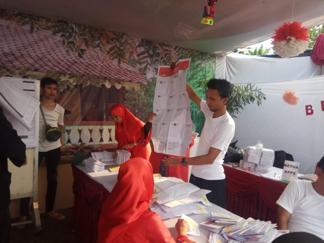 
					Suasana penghitungan suara di Kampung Pemilu Nusantara, Depok Jaya.