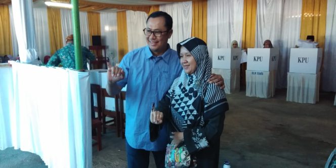 
					Wali Kota Sukabumi Achmad Fahmi mendatangi Tempat Pemungutan Suara (TPS) 38 bersama istri. (FOTO : M. Satiri/Harian Sederhana)