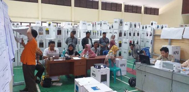 
					Waras Wasisto memantau penghitungan dan rekapitulasi suara di PPK Sukmajaya. (FOTO : Harian Sederhana)