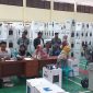 Waras Wasisto memantau penghitungan dan rekapitulasi suara di PPK Sukmajaya. (FOTO : Harian Sederhana)