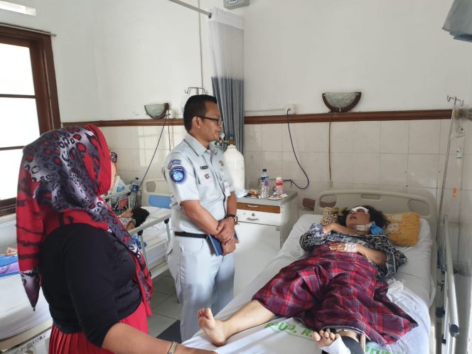 
					Kepala PT Jasa Raharja (Persero) Perwakilan Sukabumi Harry Herawan, saat mengunjungi Korban Luka Berat Lakalantas di Waluran Jampang Kulon yang dirujuk di RSUD R Syamsudin SH, Selasa (23/04/2019). (FOTO : M. Satiri/Harian Sederhana)