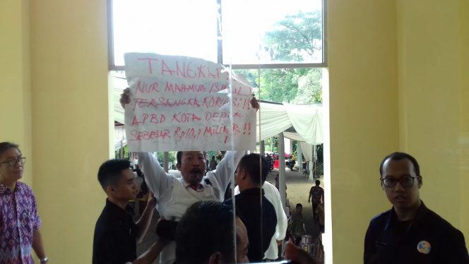 
					Sidang paripurna DPRD Kota Depok diwarnai kericuhan, Jumat (26/4/2019). (FOTO : Harian Sederhana)