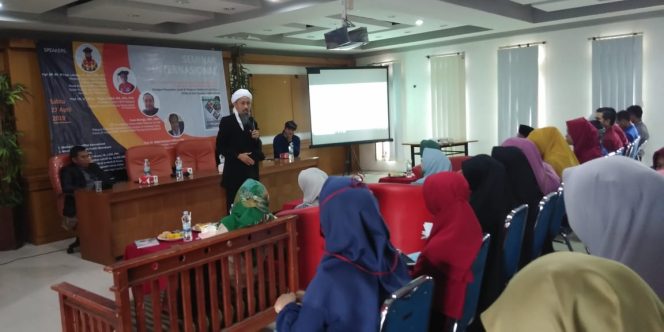 
					Seminar internasional digelar di Aula Toserba Selamat. Dua pembicara Malaysia dan Singapura juga dihadirkan dalam seminar ini. (FOTO : M. Satiri/Harian Sederhana)