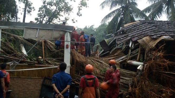 
					Hujan deras disertai badai memporak-porandakan sejumlah wilayah di Kota Depok, Senin (1/4). 